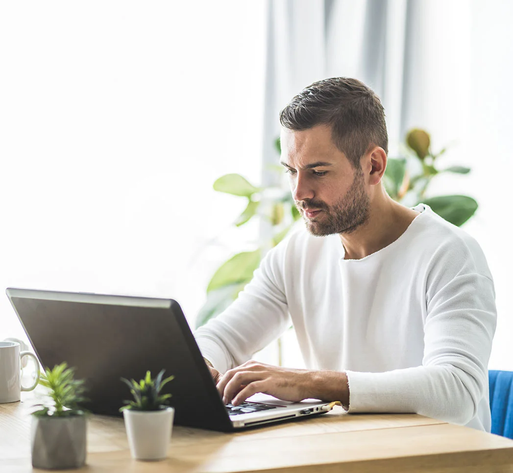 Una persona trabaja desde casa con su computadora portátil
